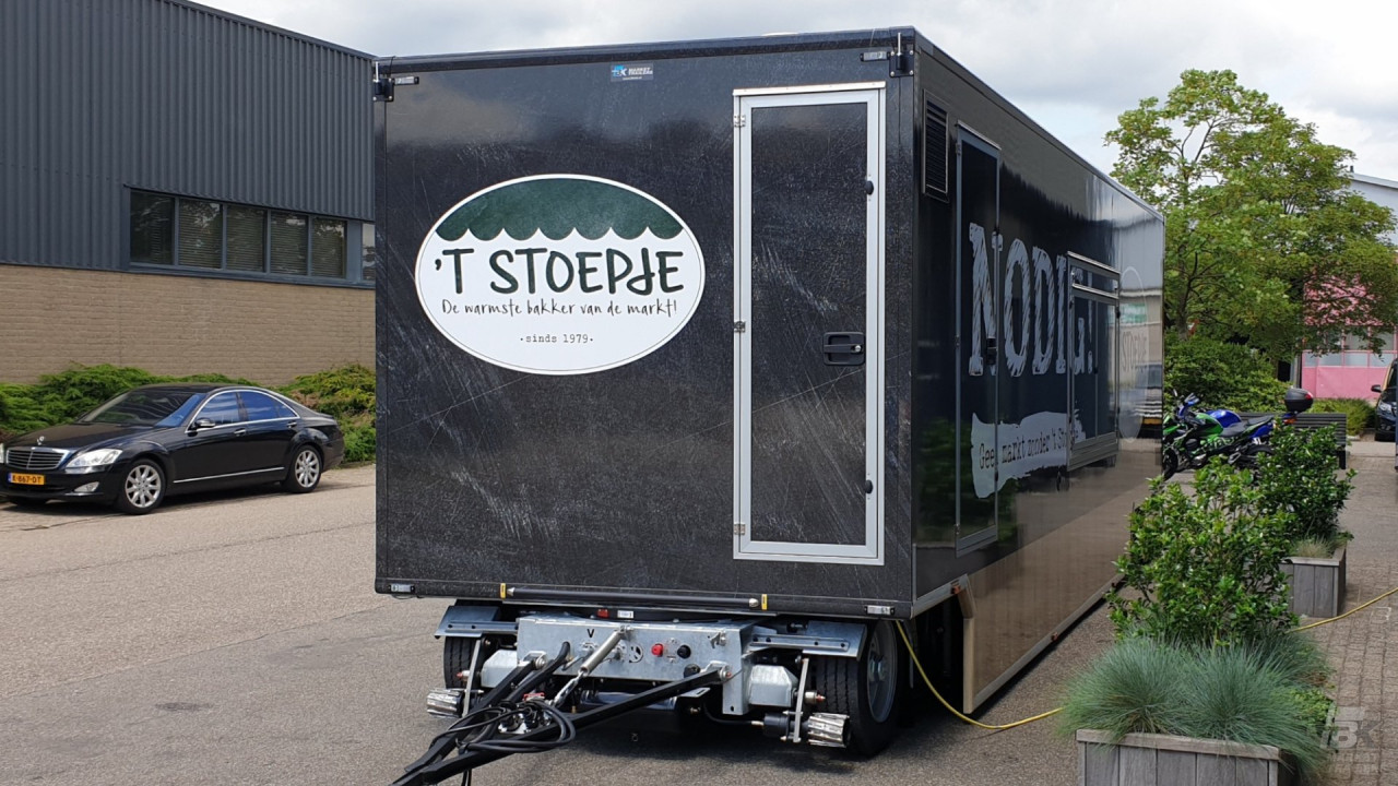 Vooraanzicht van een aanhangwagen voor brood en banket