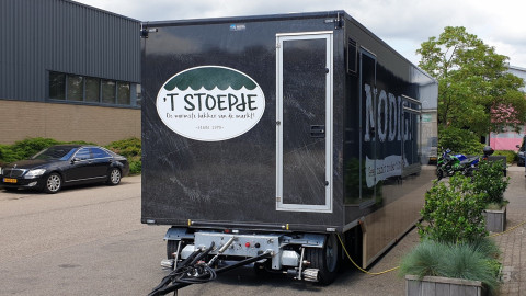 Vooraanzicht van een aanhangwagen voor brood en banket