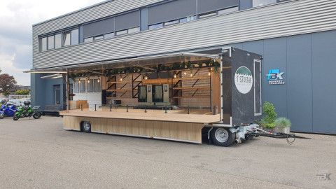 Zijaanzicht van een aanhangwagen voor brood en banket met geopende luifel