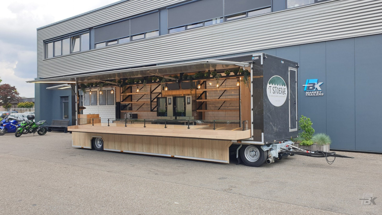 Zijaanzicht van een aanhangwagen voor brood en banket met geopende luifel