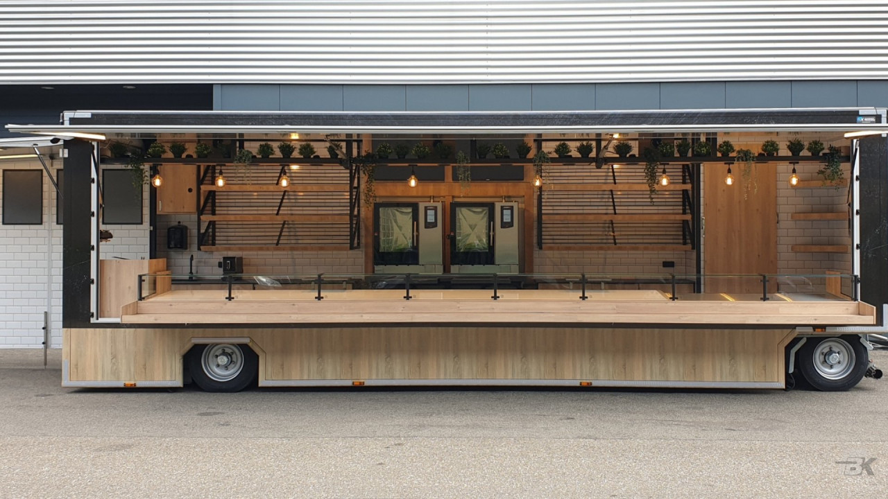 Zijaanzicht van een aanhangwagen voor brood en banket met geopende luifel