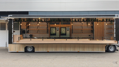 Zijaanzicht van een aanhangwagen voor brood en banket met geopende luifel