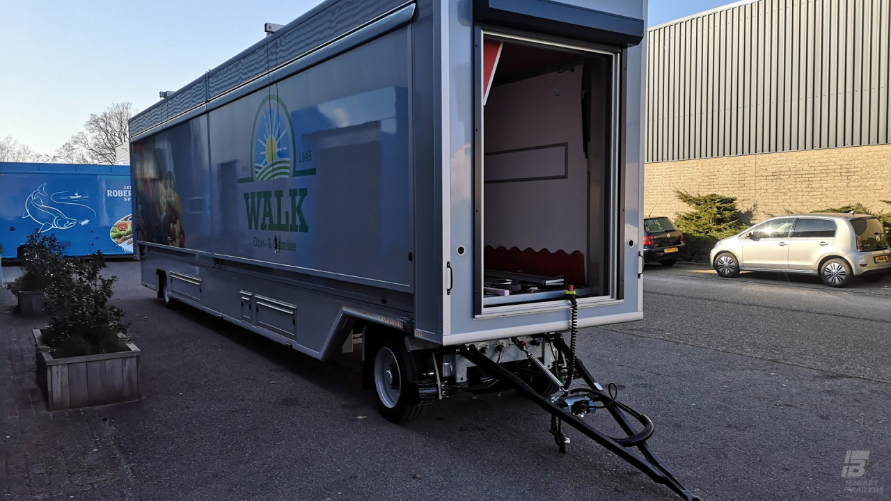 Vooraanzicht van een uitschuifbare aanhangwagen voor groente en fruit