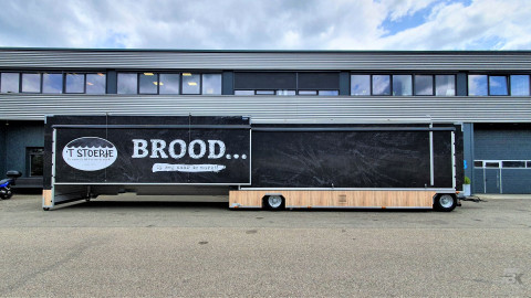 Zijaanzicht van een uitschuifbare aanhangwagen voor brood en banket met gesloten luifel
