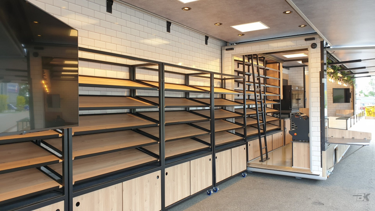 Binnenkant van een uitschuifbare aanhangwagen voor brood en banket