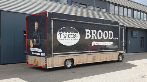 Zijaanzicht van een uitschuifbare aanhangwagen voor brood en banket met gesloten luifel