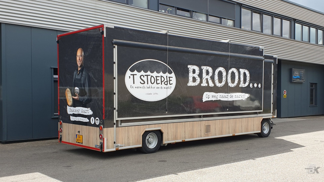 Zijaanzicht van een uitschuifbare aanhangwagen voor brood en banket met gesloten luifel