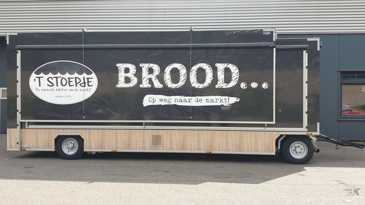 Zijaanzicht van een uitschuifbare aanhangwagen voor brood en banket met gesloten luifel