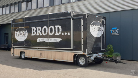 Zijaanzicht van een uitschuifbare aanhangwagen voor brood en banket met gesloten luifel