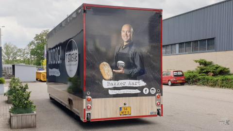 Achteraanzicht van een uitschuifbare aanhangwagen voor brood en banket