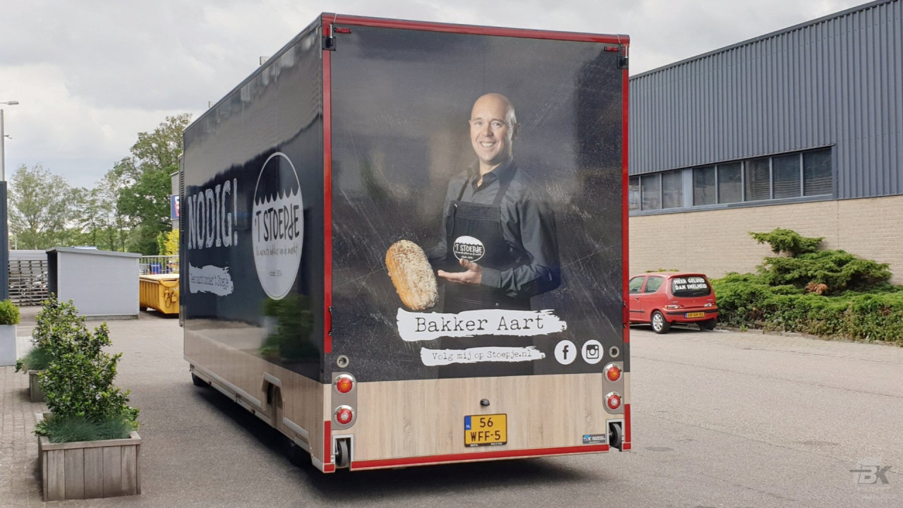 Achteraanzicht van een uitschuifbare aanhangwagen voor brood en banket