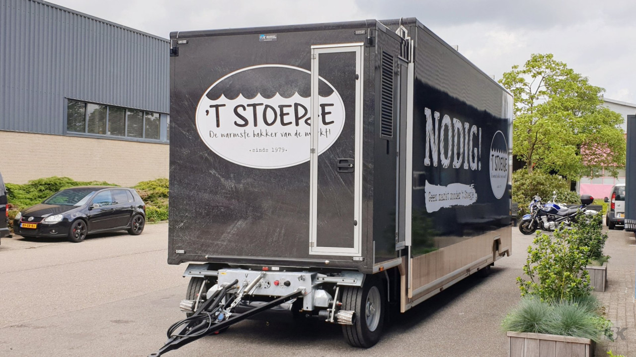 Vooraanzicht van een uitschuifbare aanhangwagen voor brood en banket