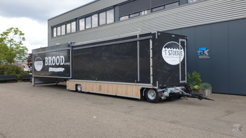 Zijaanzicht van een uitschuifbare aanhangwagen voor brood en banket met gesloten luifel