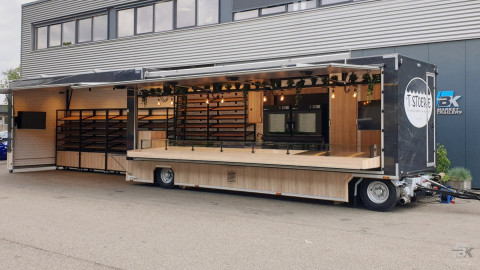 Zijaanzicht van een uitschuifbare aanhangwagen voor brood en banket met geopende luifel