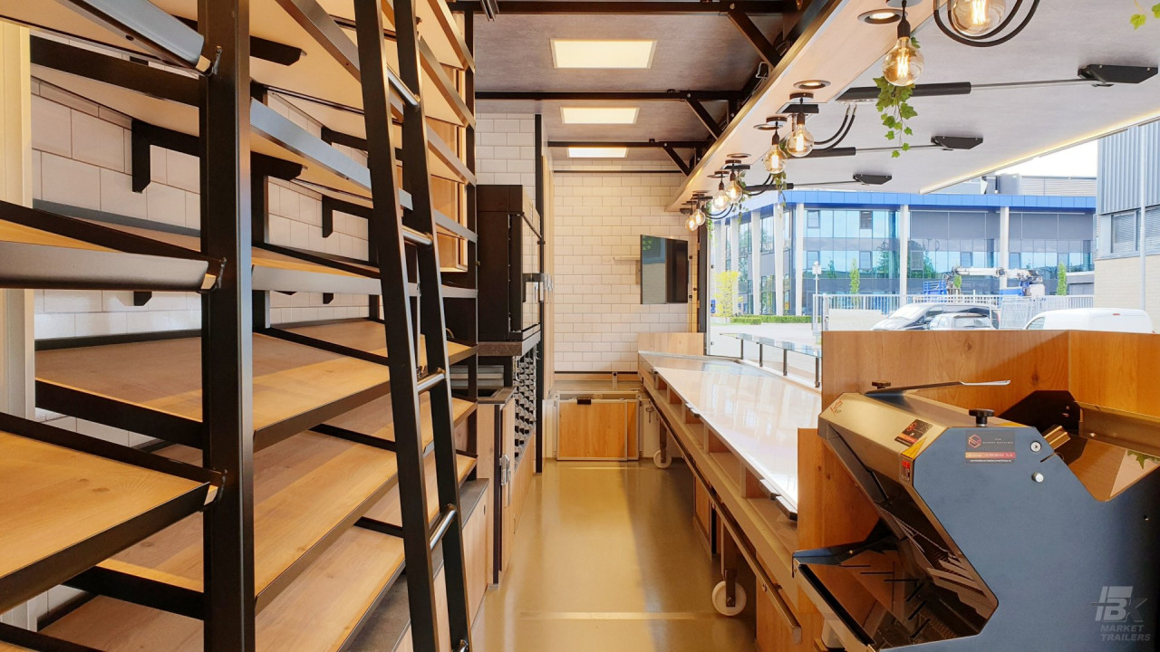 Binnenkant van een uitschuifbare aanhangwagen voor brood en banket
