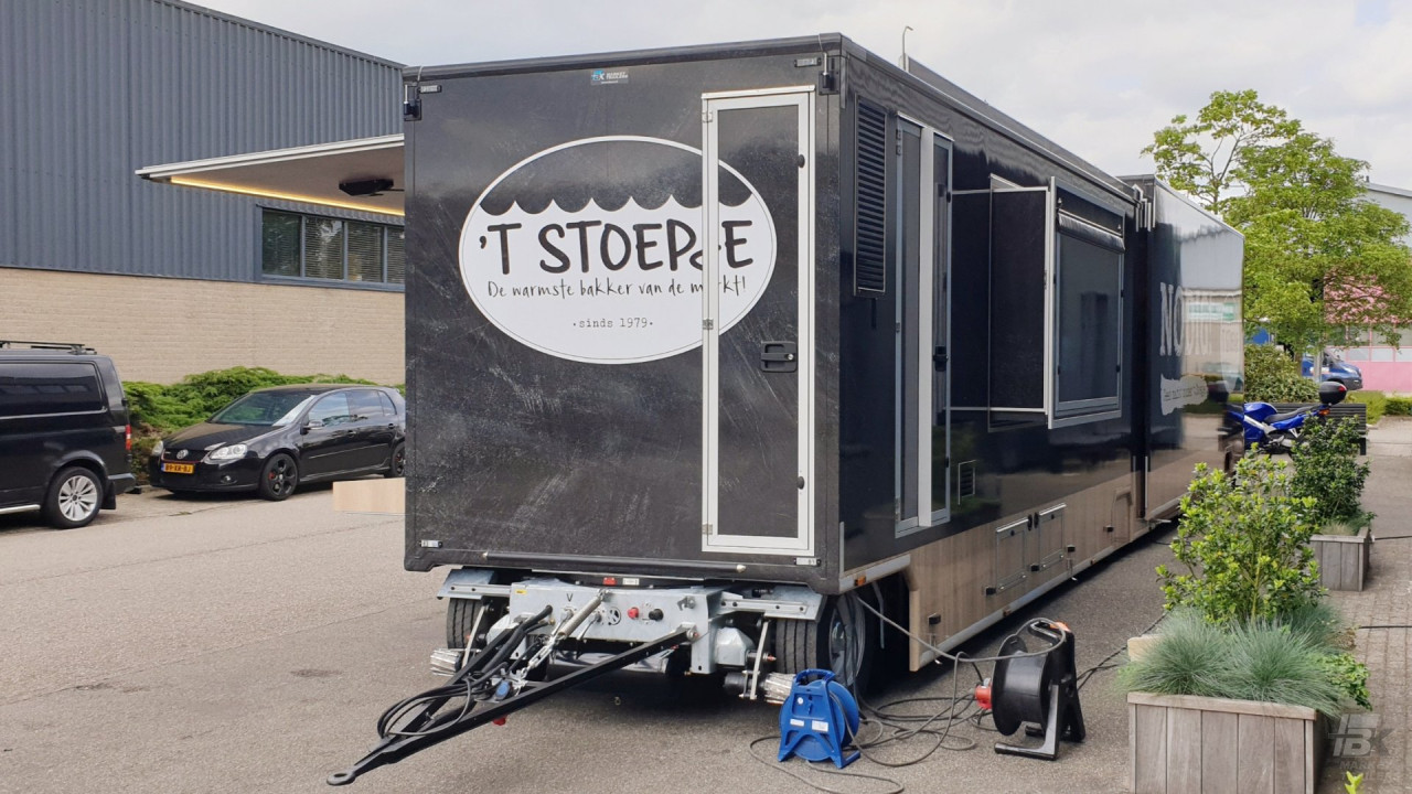 Vooraanzicht van een uitschuifbare aanhangwagen voor brood en banket