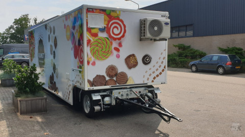 Vooraanzicht van een aanhangwagen voor drop, snoep en chocolade