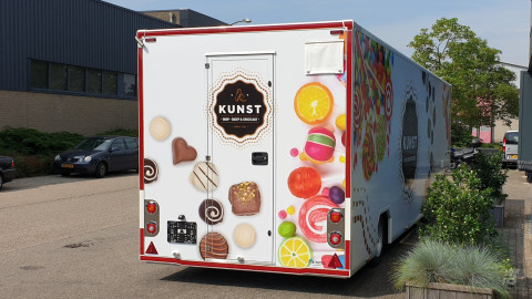Achteraanzicht van een aanhangwagen voor drop, snoep en chocolade