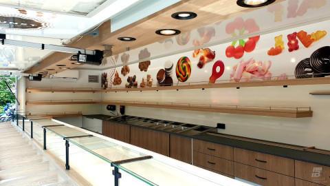 Binnenkant van een aanhangwagen voor drop, snoep en chocolade
