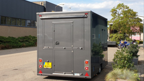 Achteraanzicht van een kleine aanhangwagen voor loempia's