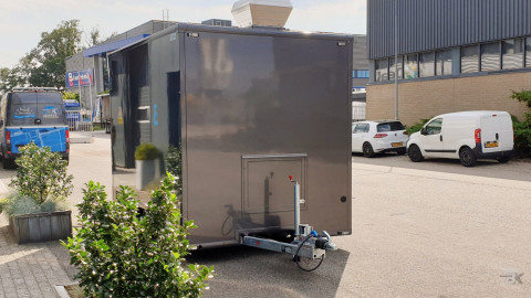 Vooraanzicht van een kleine aanhangwagen voor loempia's