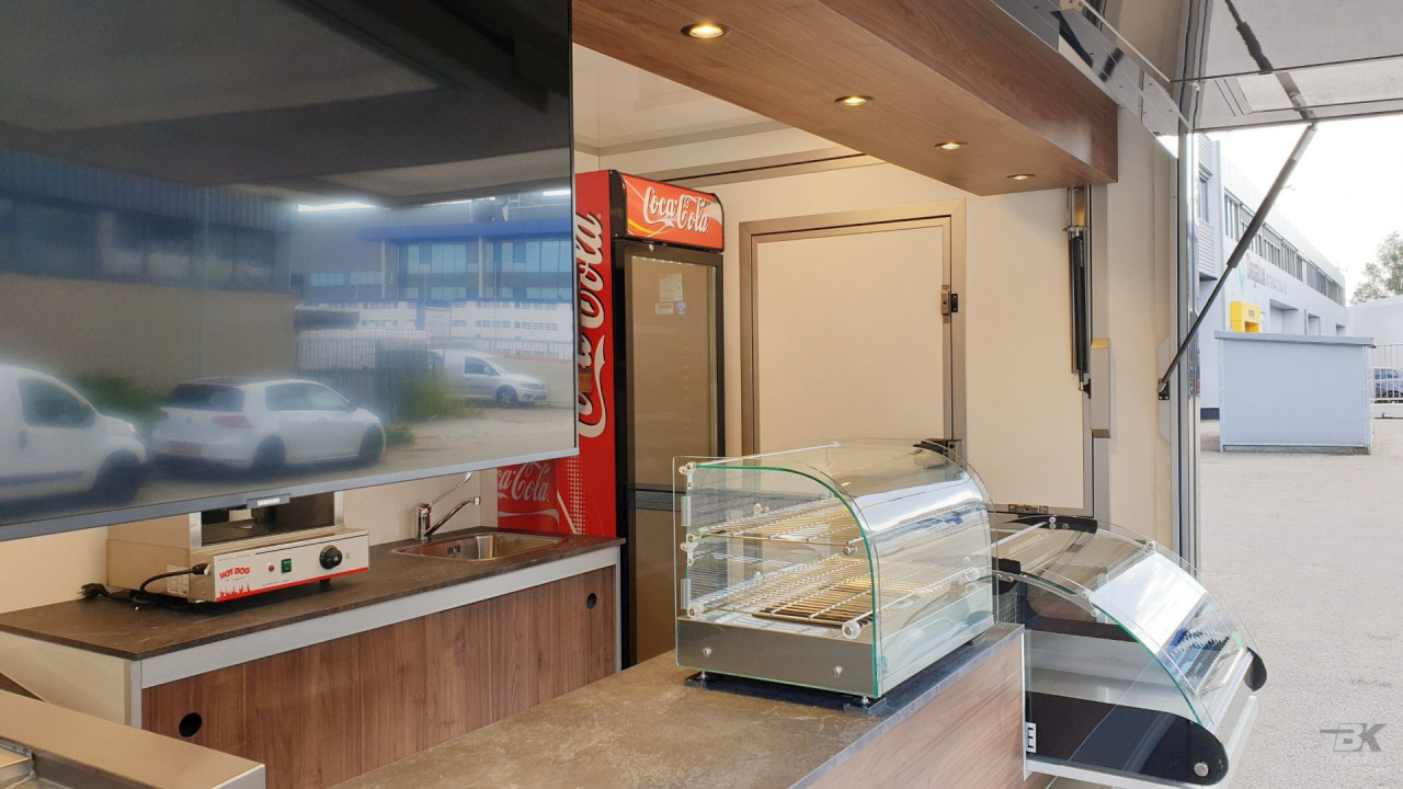 Binnenkant van een kleine aanhangwagen voor loempia's