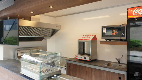 Binnenkant van een kleine aanhangwagen voor loempia's