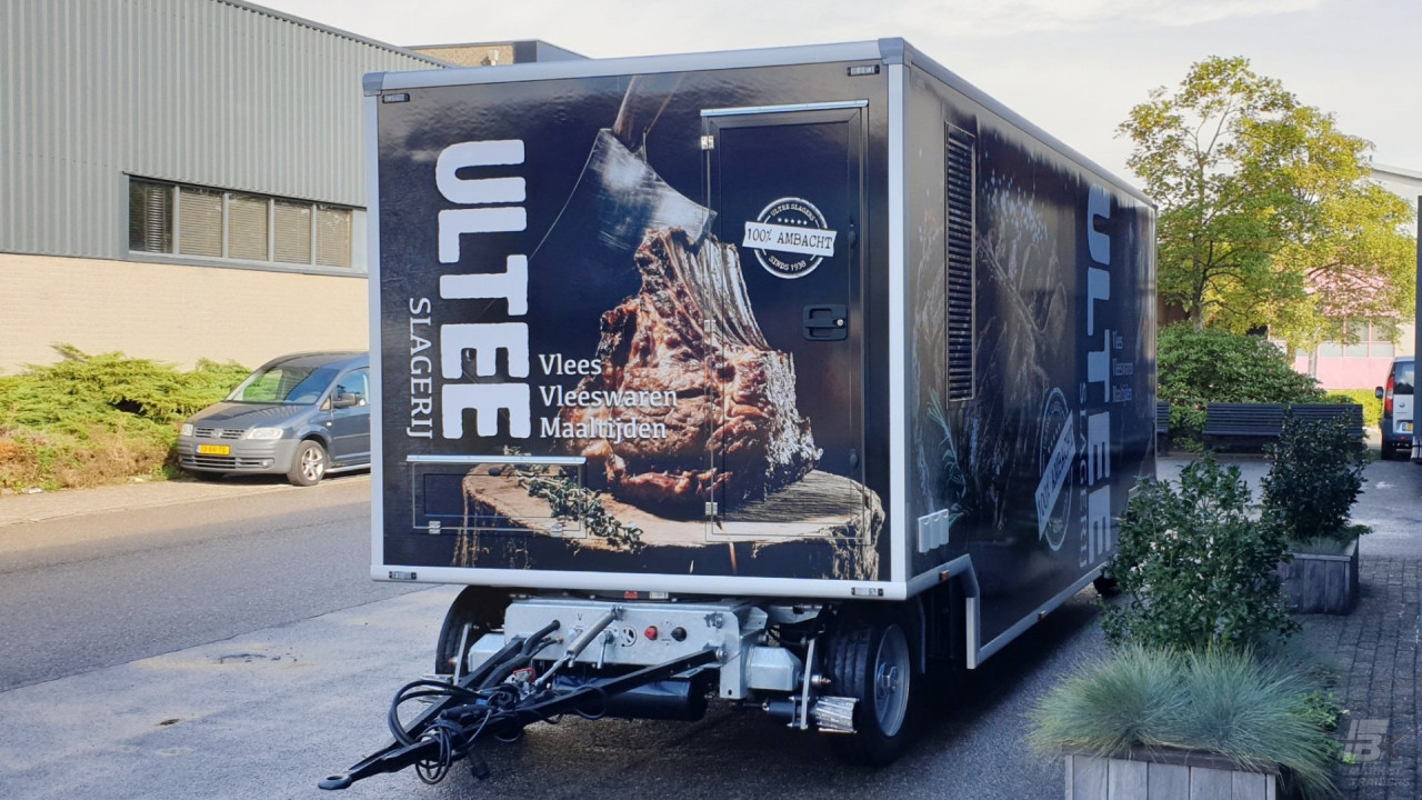 Vooraanzicht van een aanhangwagen voor vlees