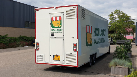 Achteraanzicht van een verkoopwagen voor kaas
