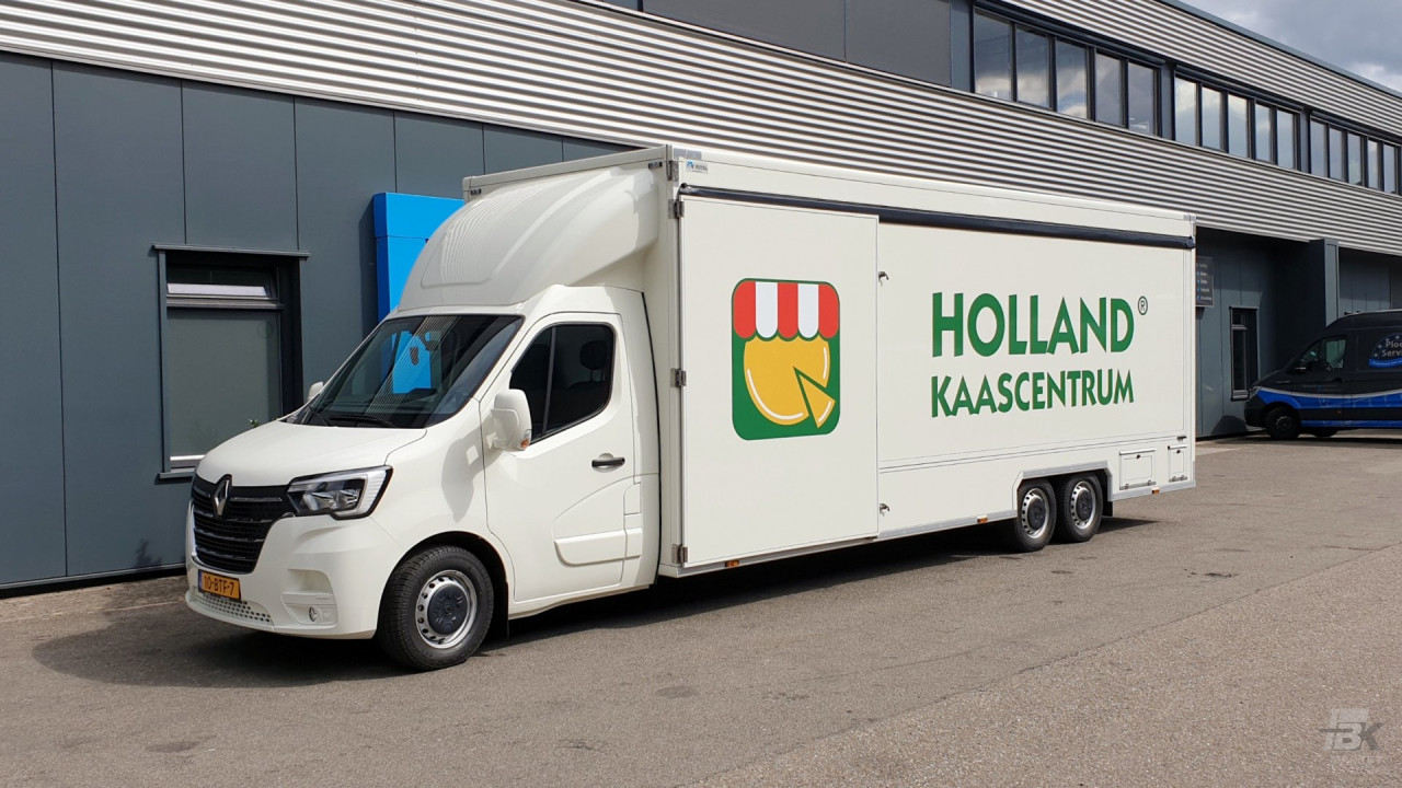 Zijaanzicht van een verkoopwagen voor kaas met gesloten luifel