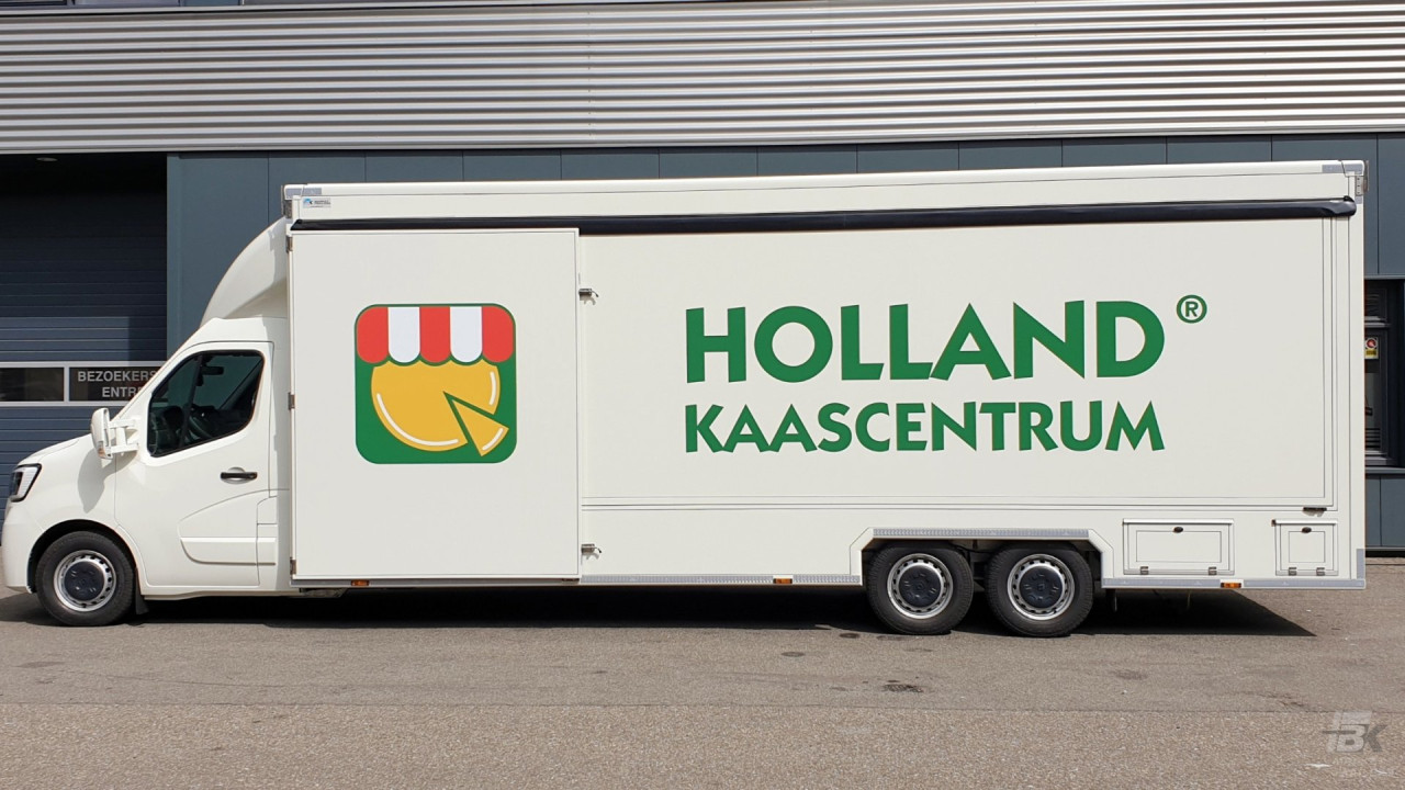 Zijaanzicht van een verkoopwagen voor kaas met gesloten luifel