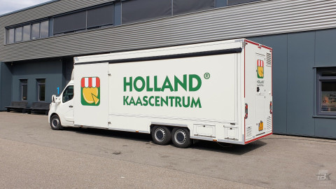 Zijaanzicht van een verkoopwagen voor kaas met gesloten luifel