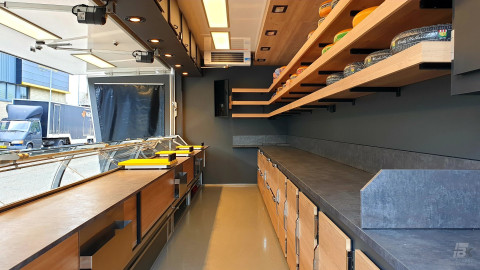 Binnenkant van een verkoopwagen voor kaas