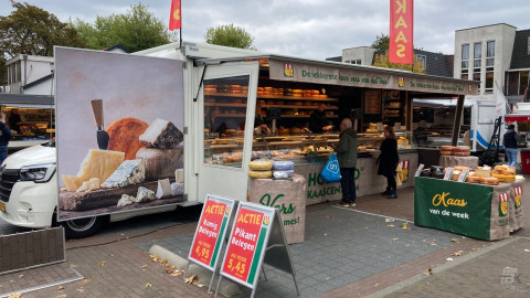 Volledig uitgestalde verkoopwagen voor kaas, op de markt