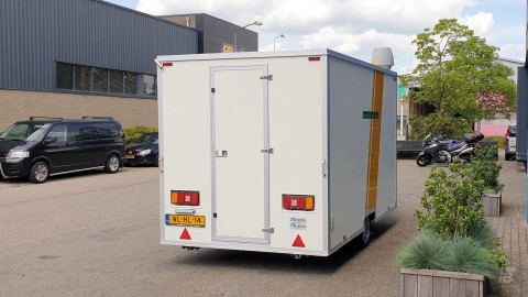 Achteraanzicht van een kleine aanhangwagen voor diverse branches