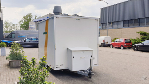 Vooraanzicht van een kleine aanhangwagen voor diverse branches