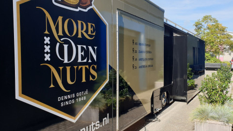 Detail van reclamebestickering aan de buitenkant van een aanhangwagen voor noten