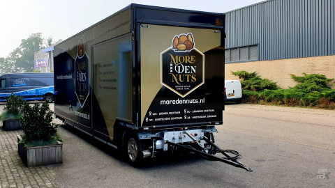 Vooraanzicht van een uitschuifbare aanhangwagen voor noten