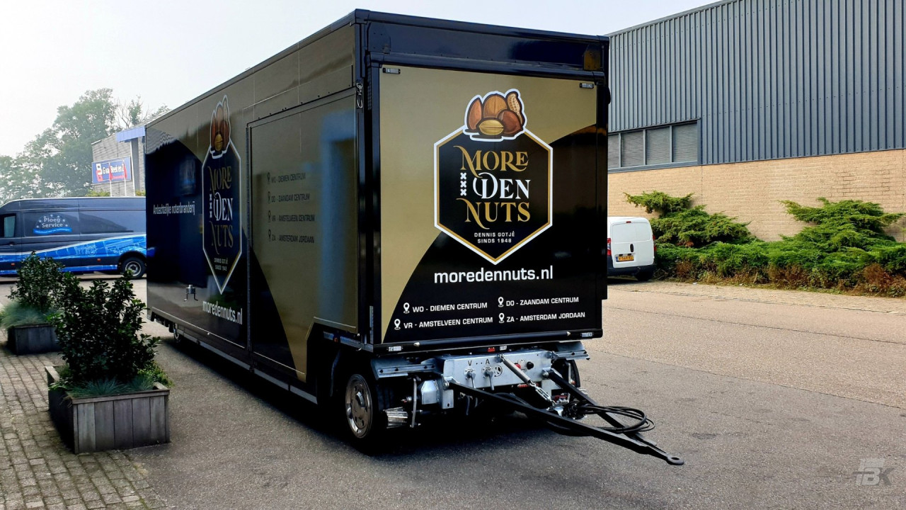 Vooraanzicht van een uitschuifbare aanhangwagen voor noten