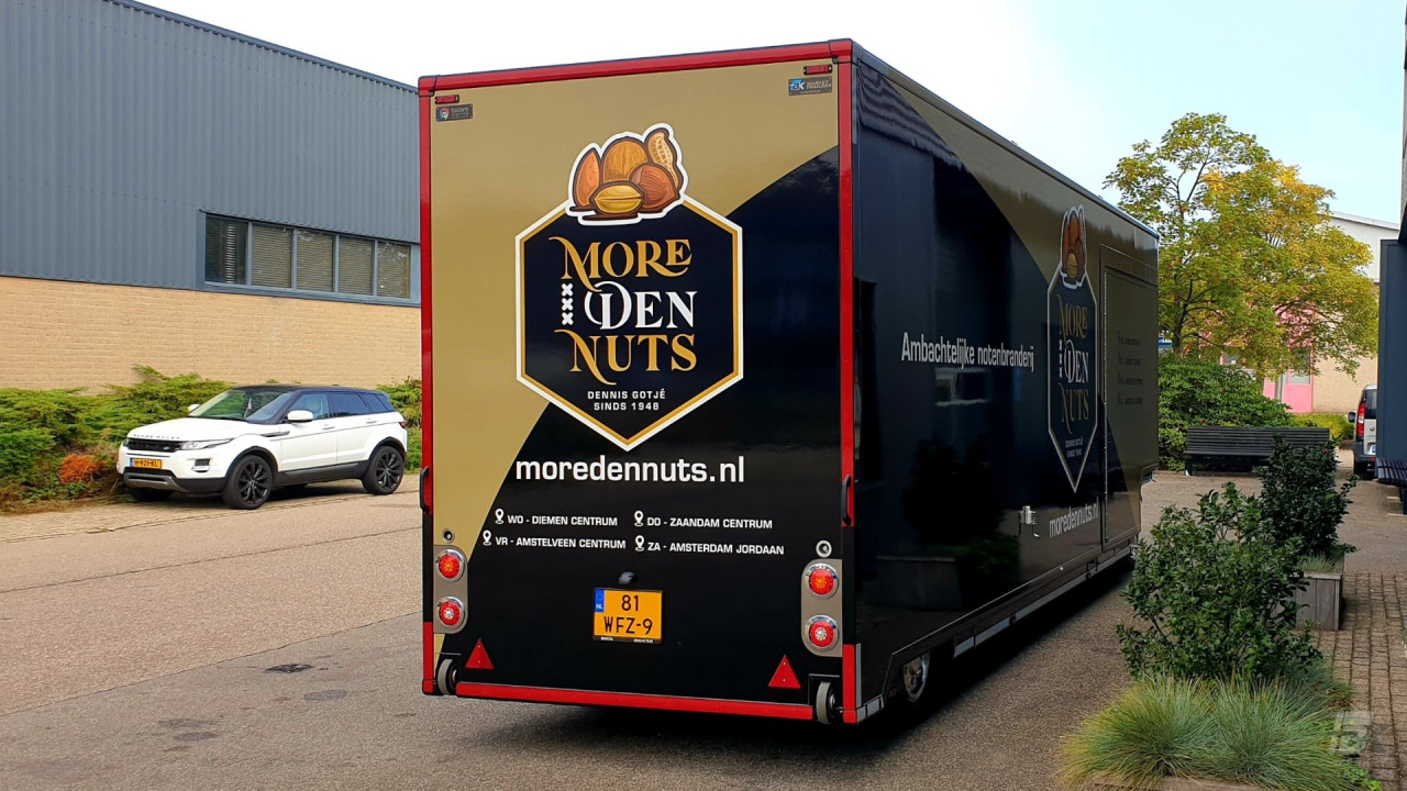 Achteraanzicht van een uitschuifbare aanhangwagen voor noten