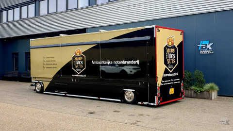 Zijaanzicht van een uitschuifbare aanhangwagen voor noten met gesloten luifel