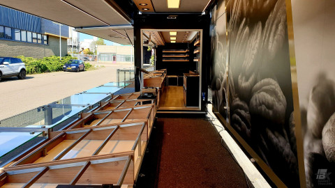 Binnenkant van een uitschuifbare aanhangwagen voor noten