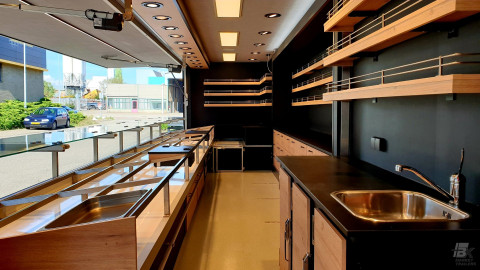 Binnenkant van een uitschuifbare aanhangwagen voor noten
