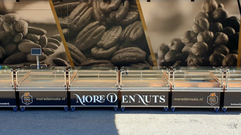 Binnenkant van een uitschuifbare aanhangwagen voor noten