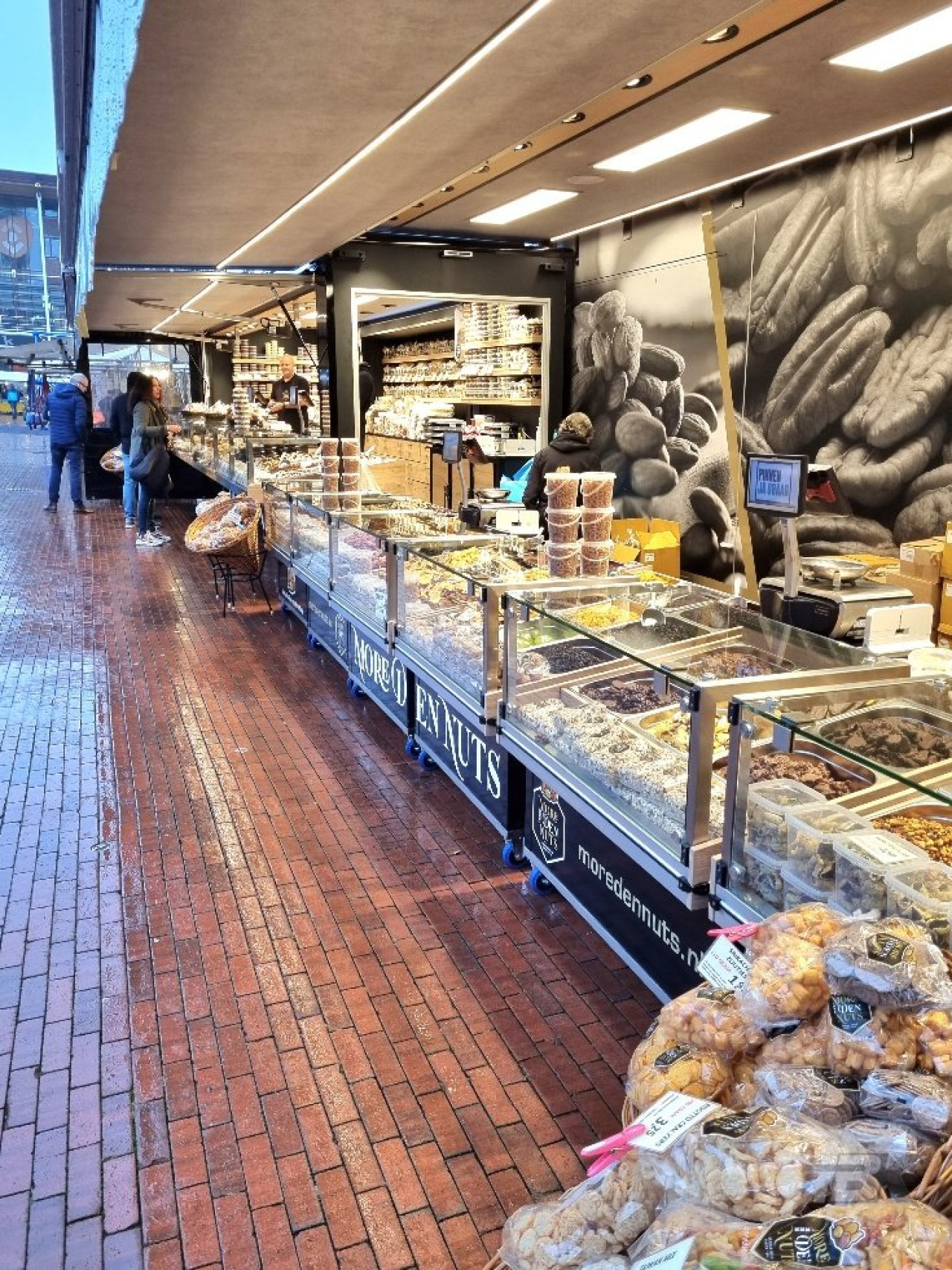 Volledig uitgestalde aanhangwagen voor noten, op de markt