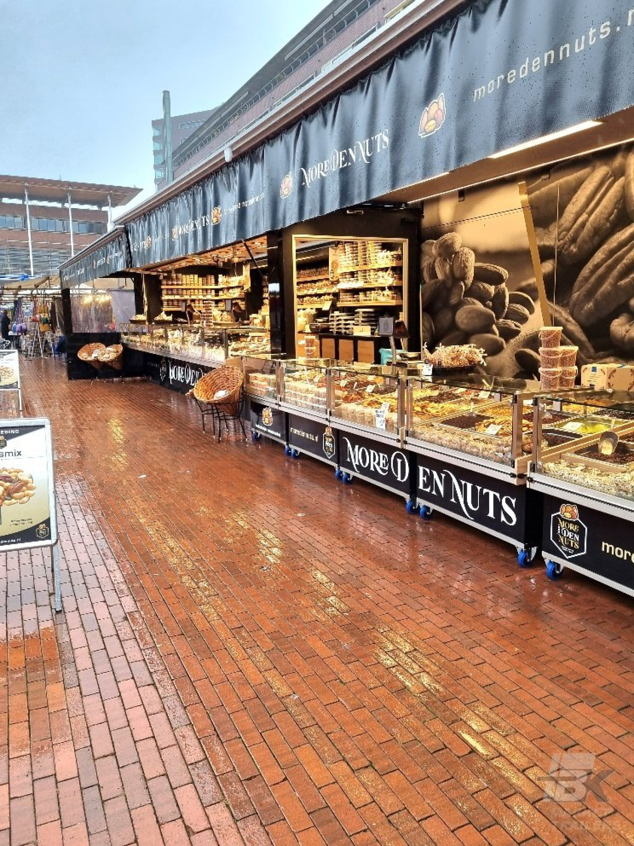 Volledig uitgestalde aanhangwagen voor noten, op de markt
