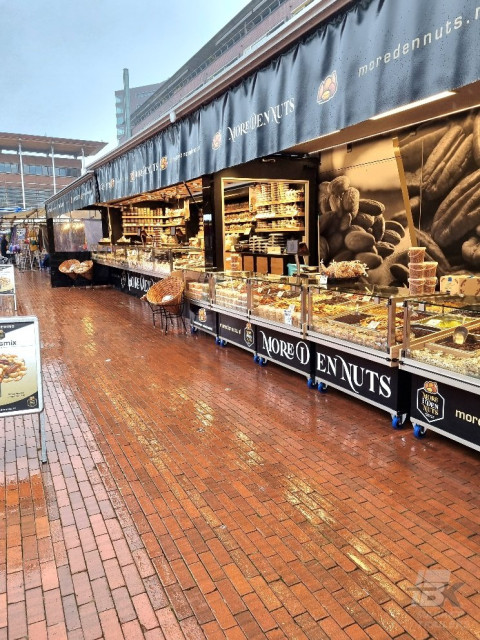 Volledig uitgestalde aanhangwagen voor noten, op de markt