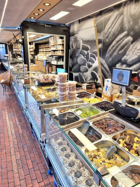 Volledig uitgestalde aanhangwagen voor noten, op de markt