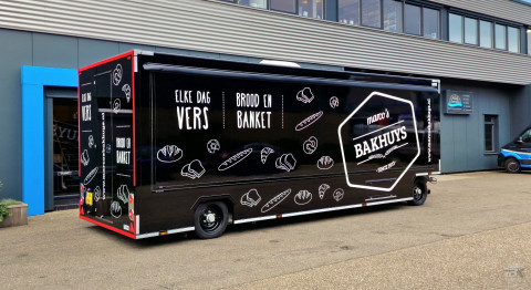 Zijaanzicht van een aanhangwagen voor brood en banket met gesloten luifel