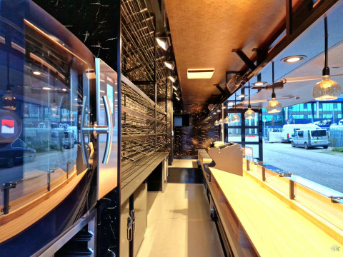 Binnenkant van een aanhangwagen voor brood en banket
